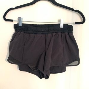 LULULEMON - Shorts with lining and pocket.